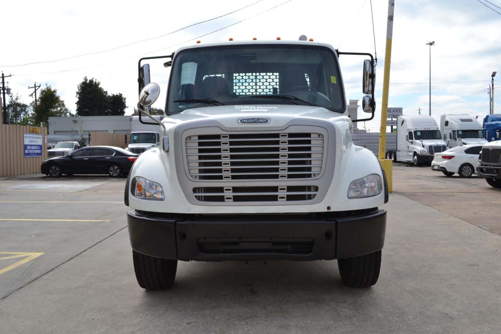 2018 WHITE /BLACK FREIGHTLINER M2-112 with an CUMMINS L9 8.9L 370HP engine, EATON FULLER 10SPD MANUAL transmission, located at 9172 North Fwy, Houston, TX, 77037, (713) 910-6868, 29.887470, -95.411903 - Photo#1